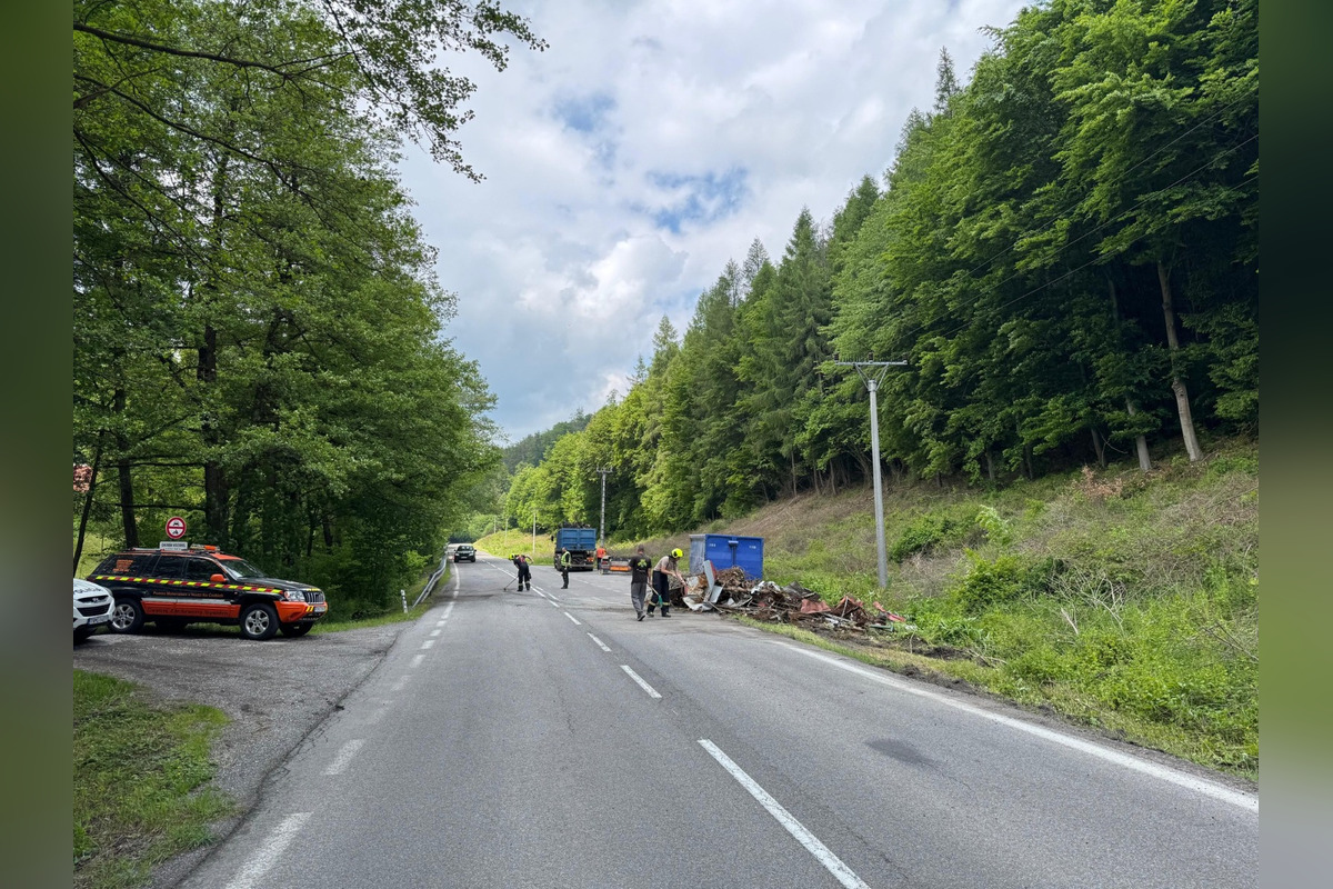 FOTO: Cestu pri Kľačne zablokoval prevrátený nákladiak plný šrotu, foto 6