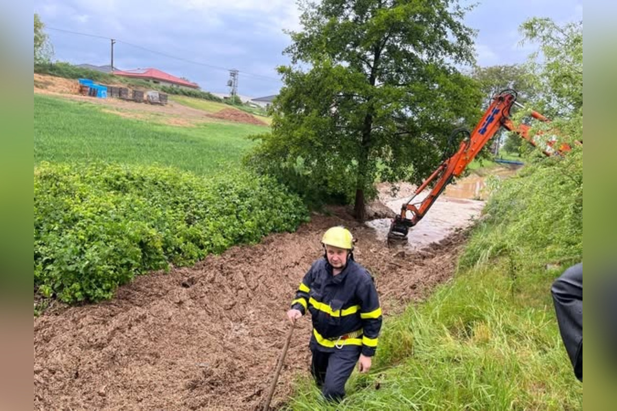 FOTO: Prudký lejak spôsobil v Pečeňanoch ťažkosti, foto 1