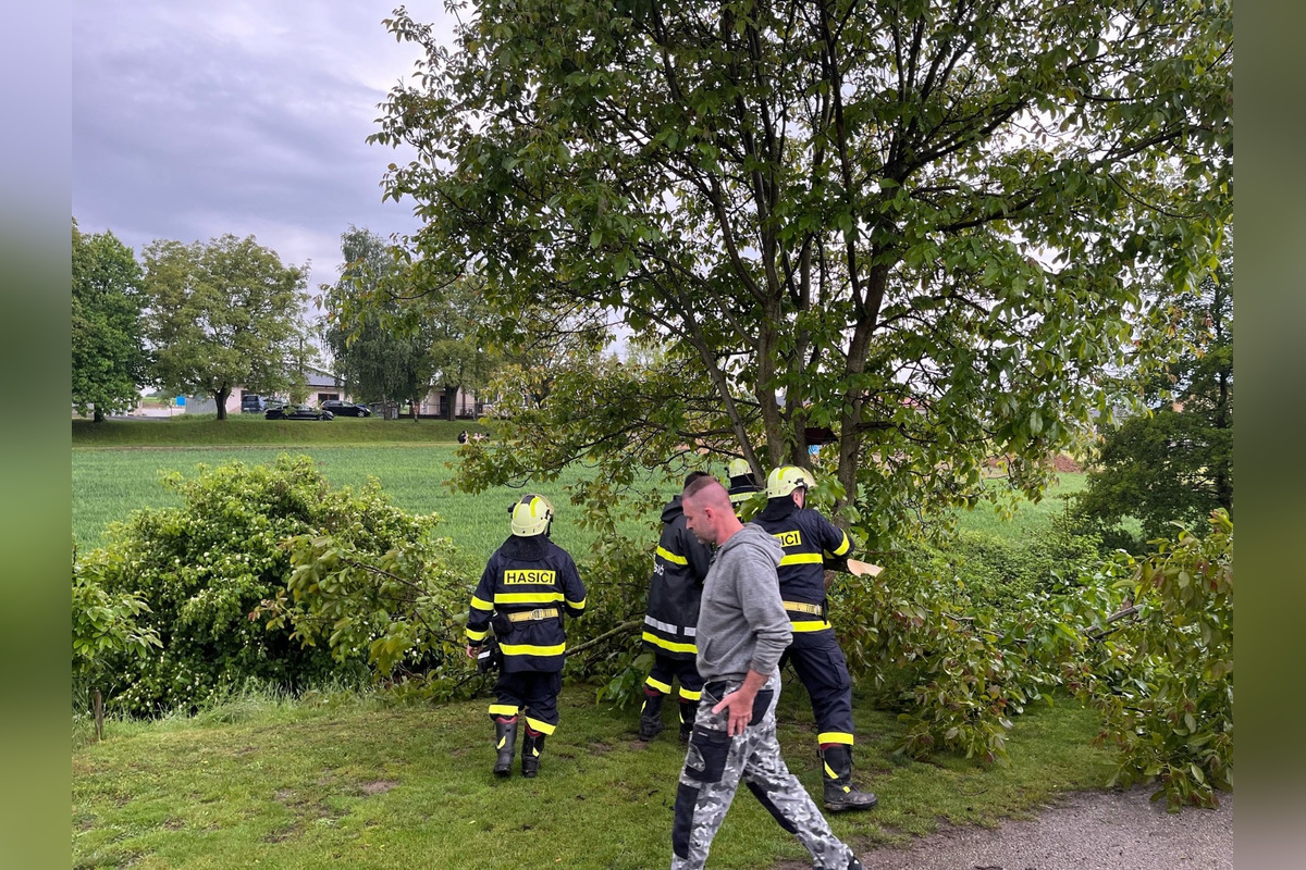 FOTO: Prudký lejak spôsobil v Pečeňanoch ťažkosti, foto 2