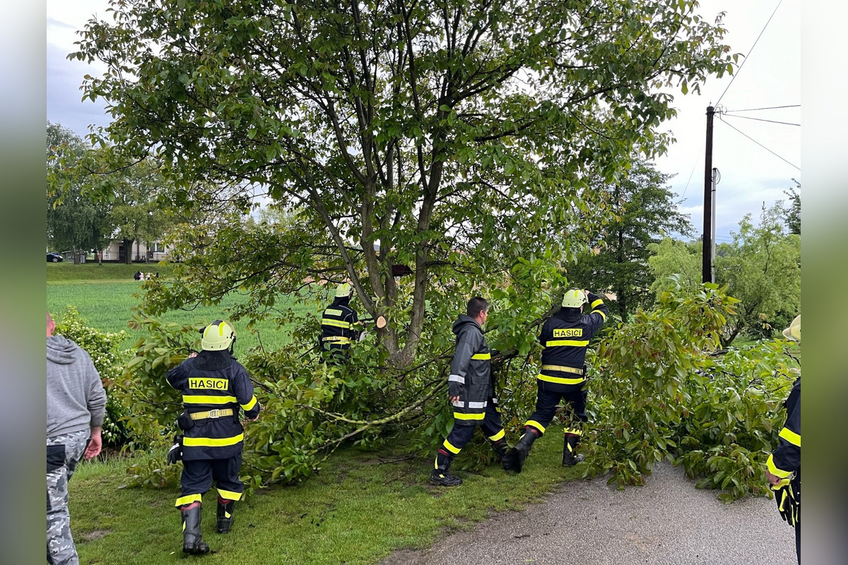 FOTO: Prudký lejak spôsobil v Pečeňanoch ťažkosti, foto 3
