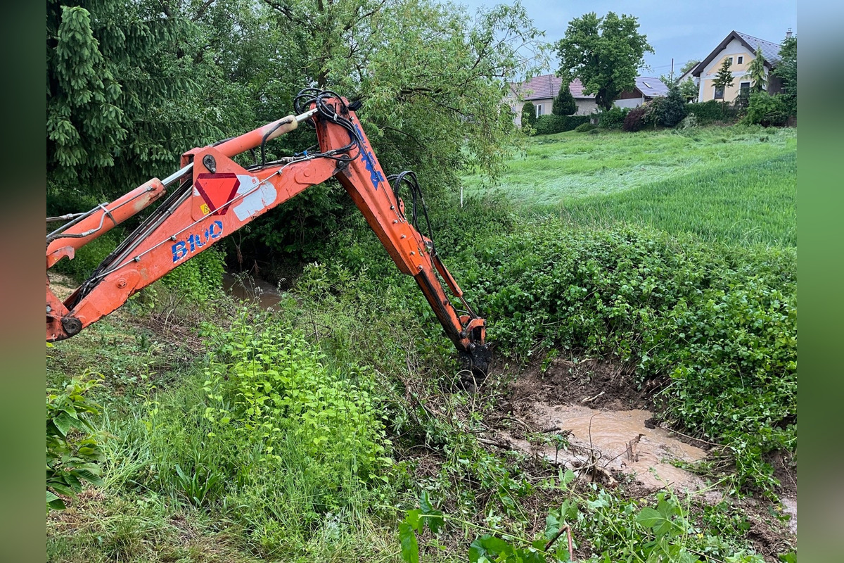 FOTO: Prudký lejak spôsobil v Pečeňanoch ťažkosti, foto 4