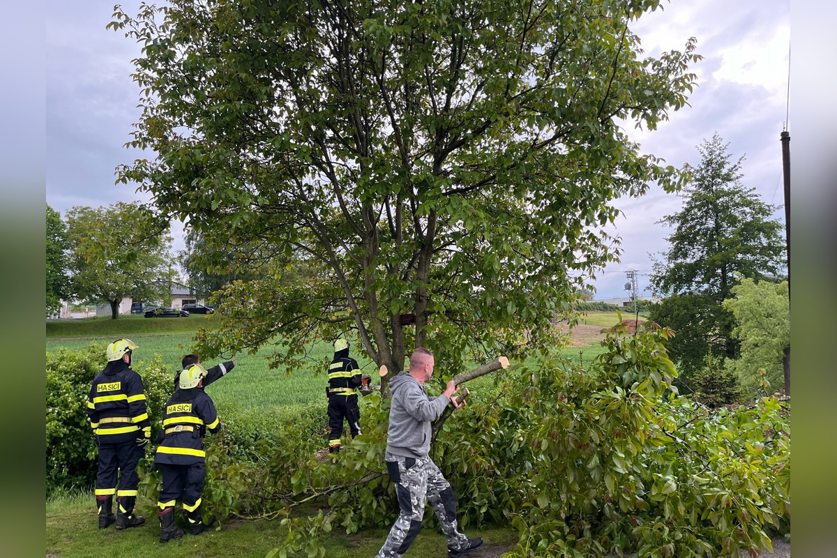 FOTO: Prudký lejak spôsobil v Pečeňanoch ťažkosti, foto 5