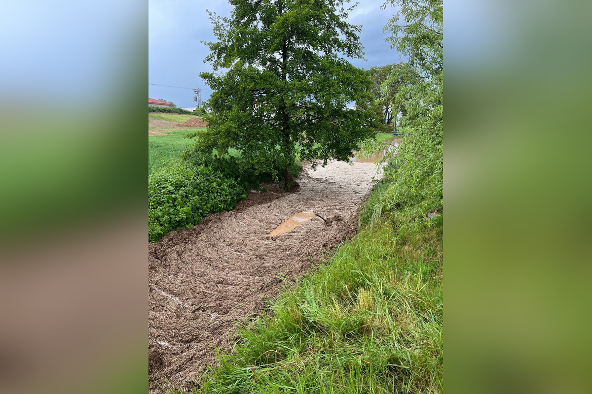 FOTO: Prudký lejak spôsobil v Pečeňanoch ťažkosti, foto 6