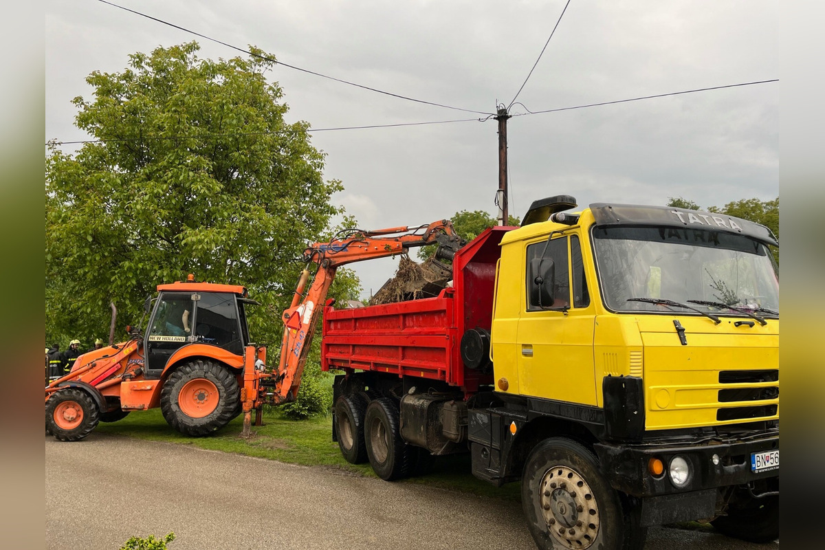 FOTO: Prudký lejak spôsobil v Pečeňanoch ťažkosti, foto 8