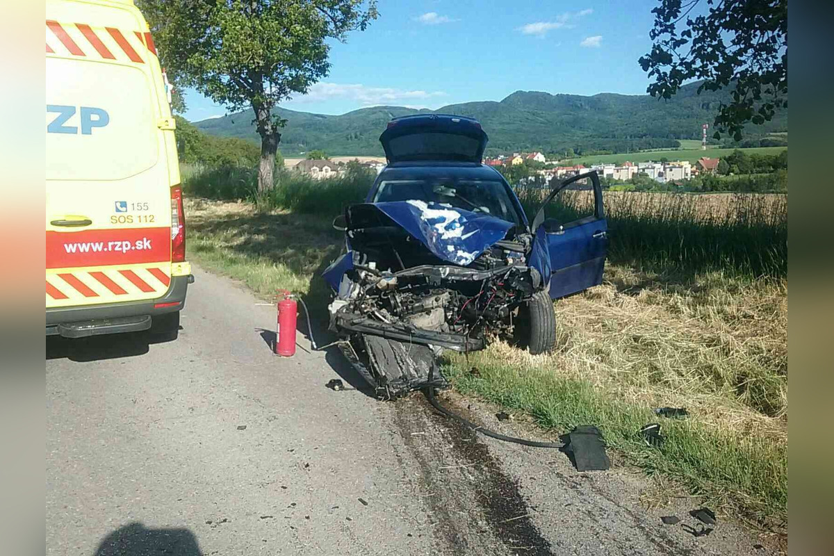 FOTO: Trenčianski hasiči zasahovali pri nehode v Soblahove, vodič skončil v rukách záchranárov, foto 2
