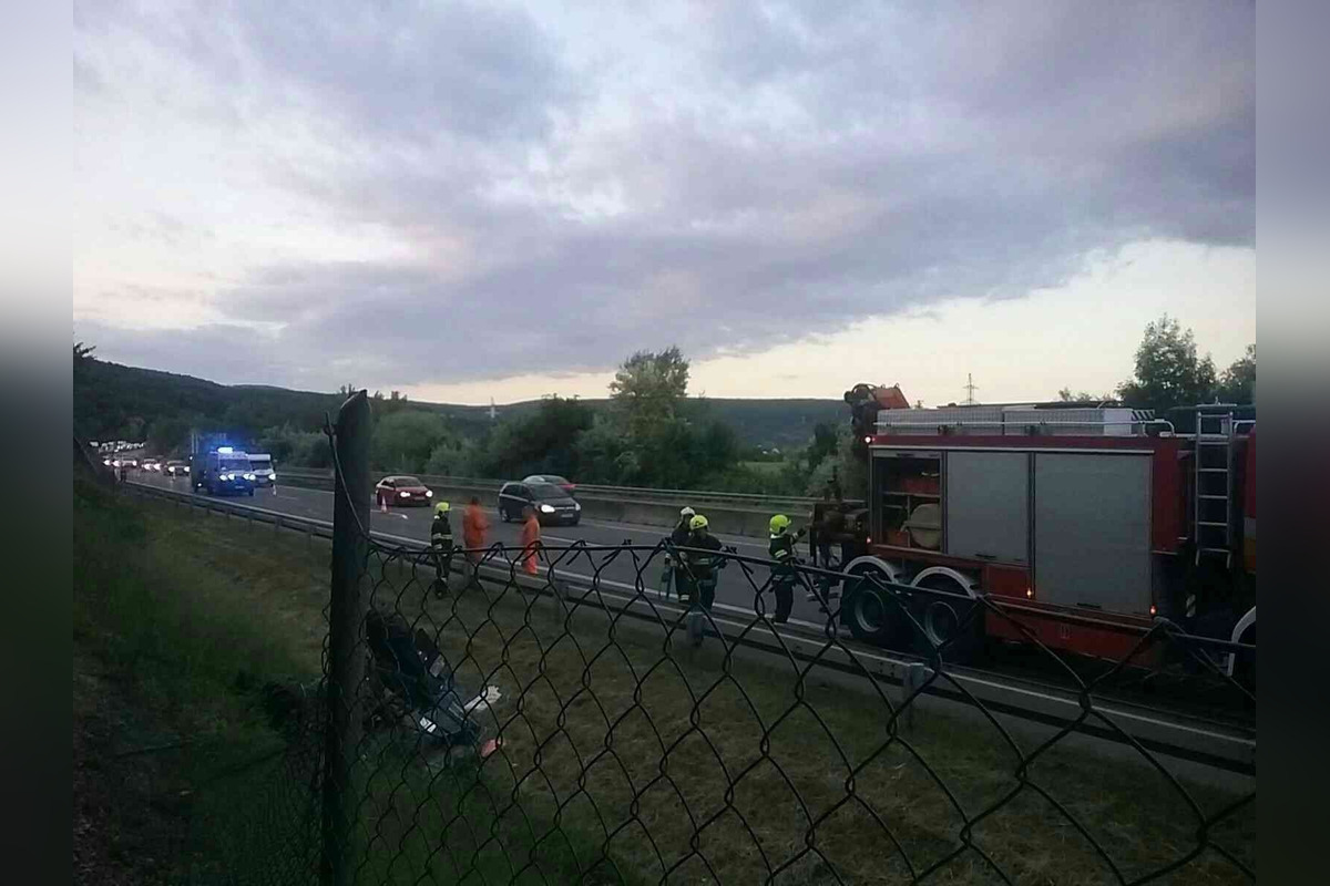 FOTO: Hasiči vyťahovali prevrátený traktor v blízkosti diaľnice D1 pri Trenčíne , foto 1