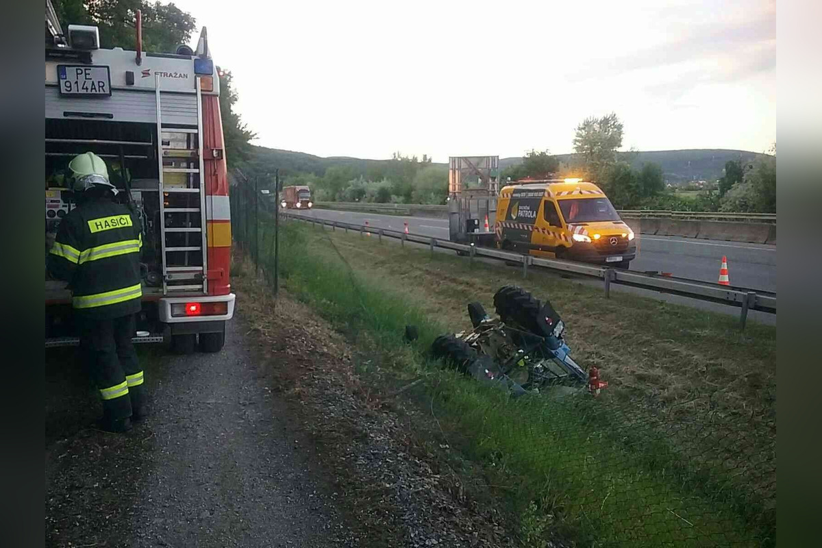 FOTO: Hasiči vyťahovali prevrátený traktor v blízkosti diaľnice D1 pri Trenčíne , foto 2