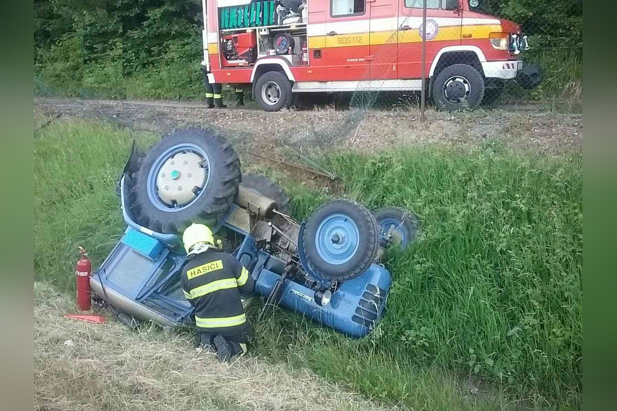 FOTO: Hasiči vyťahovali prevrátený traktor v blízkosti diaľnice D1 pri Trenčíne , foto 5