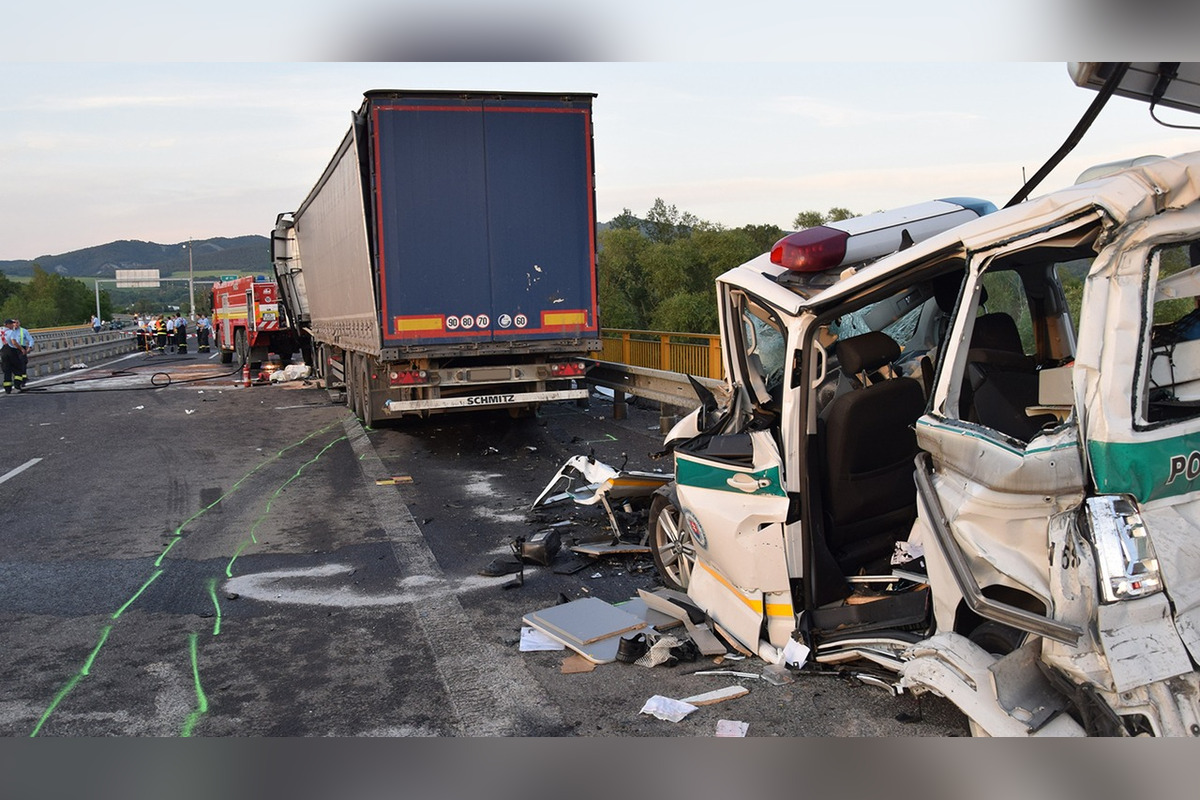 FOTO: Zosnulých hasičov si po roku od tragédie pripomenuli vystavením tabule v Novom Meste nad Váhom , foto 3