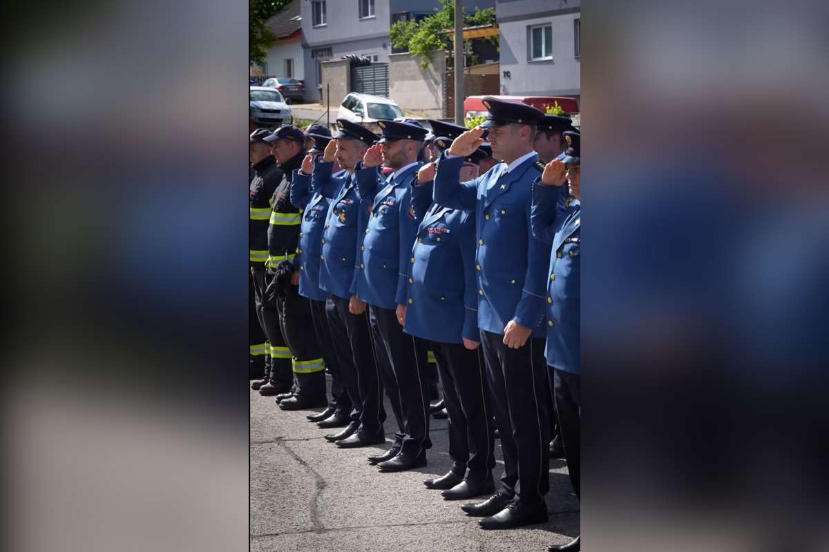 FOTO: Zosnulých hasičov si po roku od tragédie pripomenuli vystavením tabule v Novom Meste nad Váhom , foto 7