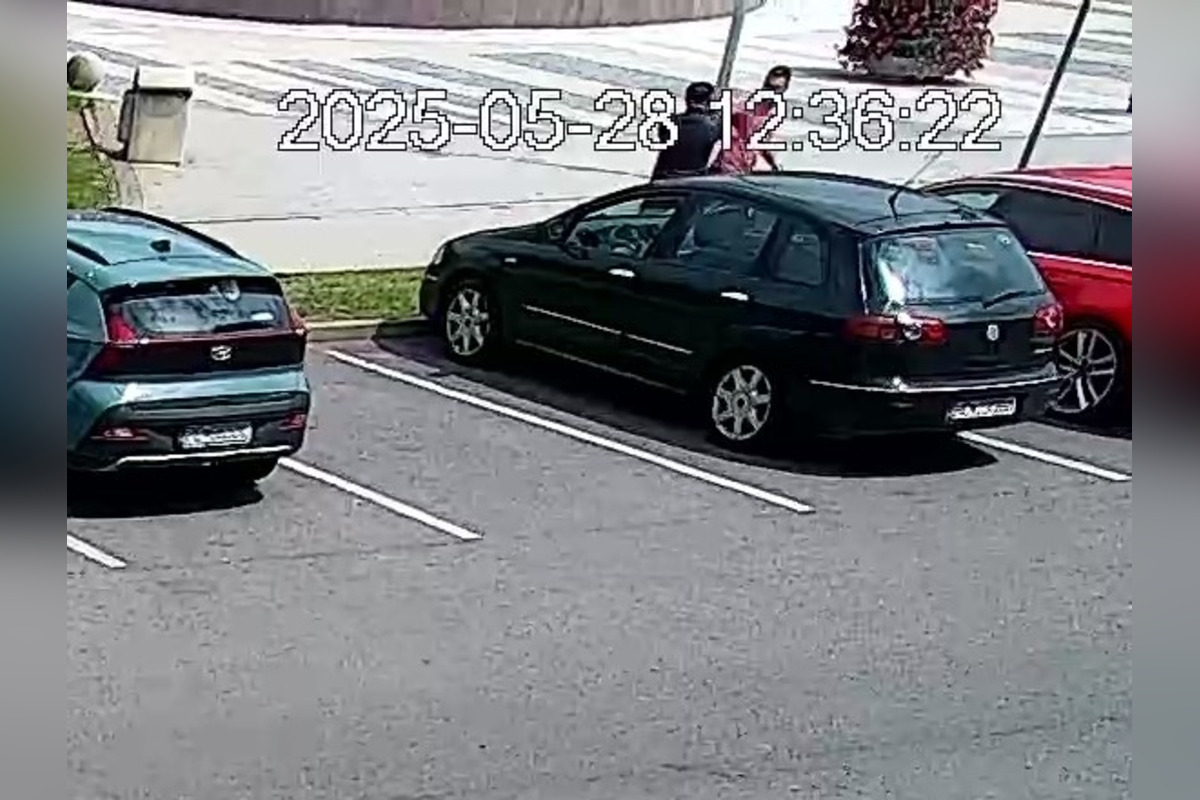 FOTO: Mestská polícia zasahovala proti násilníkovi v centre Partizánskeho, agresívneho muža museli spacifikovať, foto 2