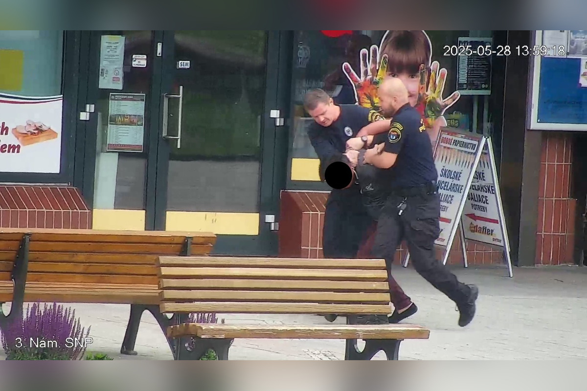 FOTO: Mestská polícia zasahovala proti násilníkovi v centre Partizánskeho, agresívneho muža museli spacifikovať, foto 3