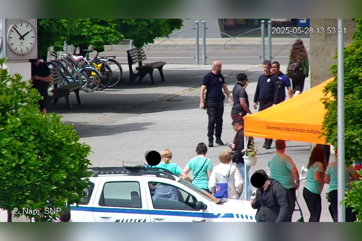 FOTO: Mestská polícia zasahovala proti násilníkovi v centre Partizánskeho, agresívneho muža museli spacifikovať, foto 4