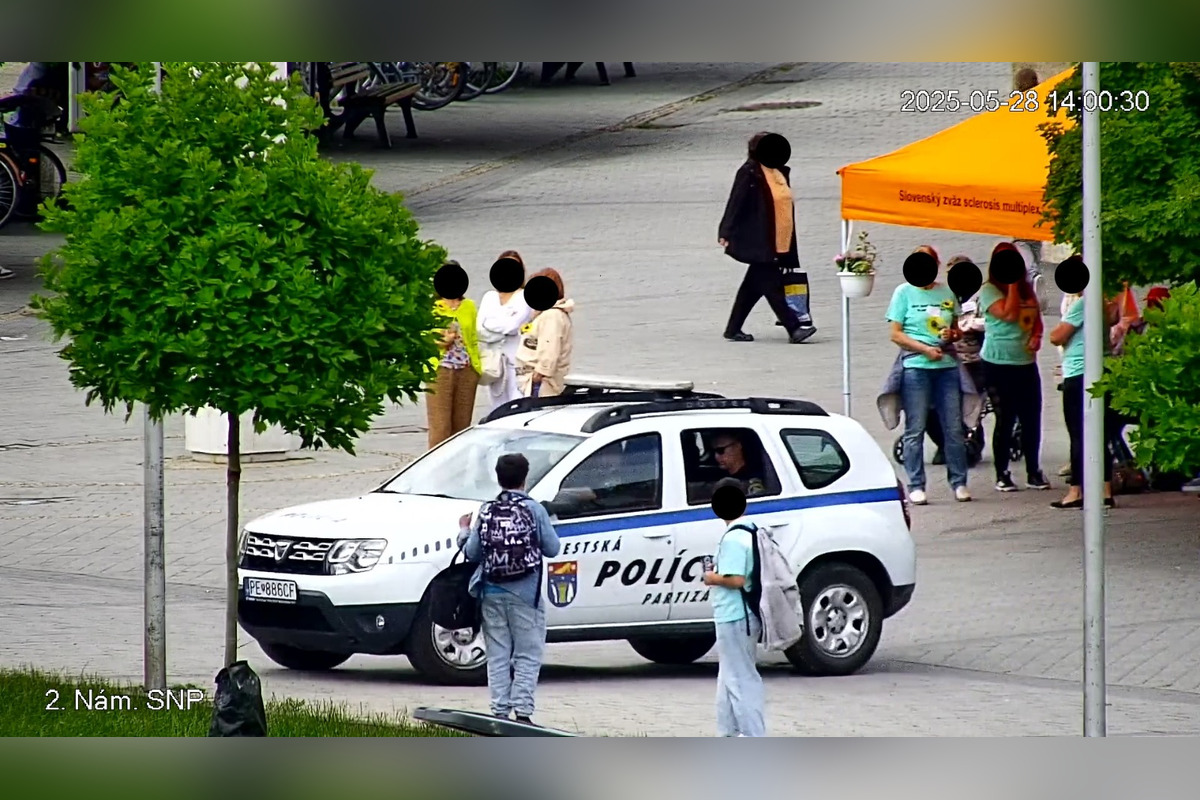FOTO: Mestská polícia zasahovala proti násilníkovi v centre Partizánskeho, agresívneho muža museli spacifikovať, foto 5