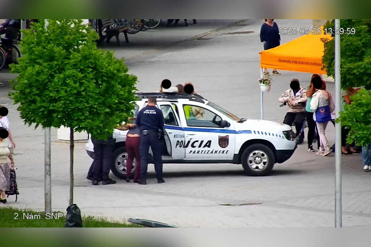 FOTO: Mestská polícia zasahovala proti násilníkovi v centre Partizánskeho, agresívneho muža museli spacifikovať, foto 6