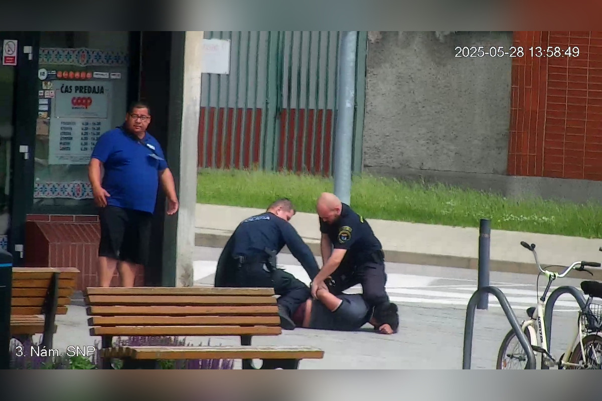 FOTO: Mestská polícia zasahovala proti násilníkovi v centre Partizánskeho, agresívneho muža museli spacifikovať, foto 7