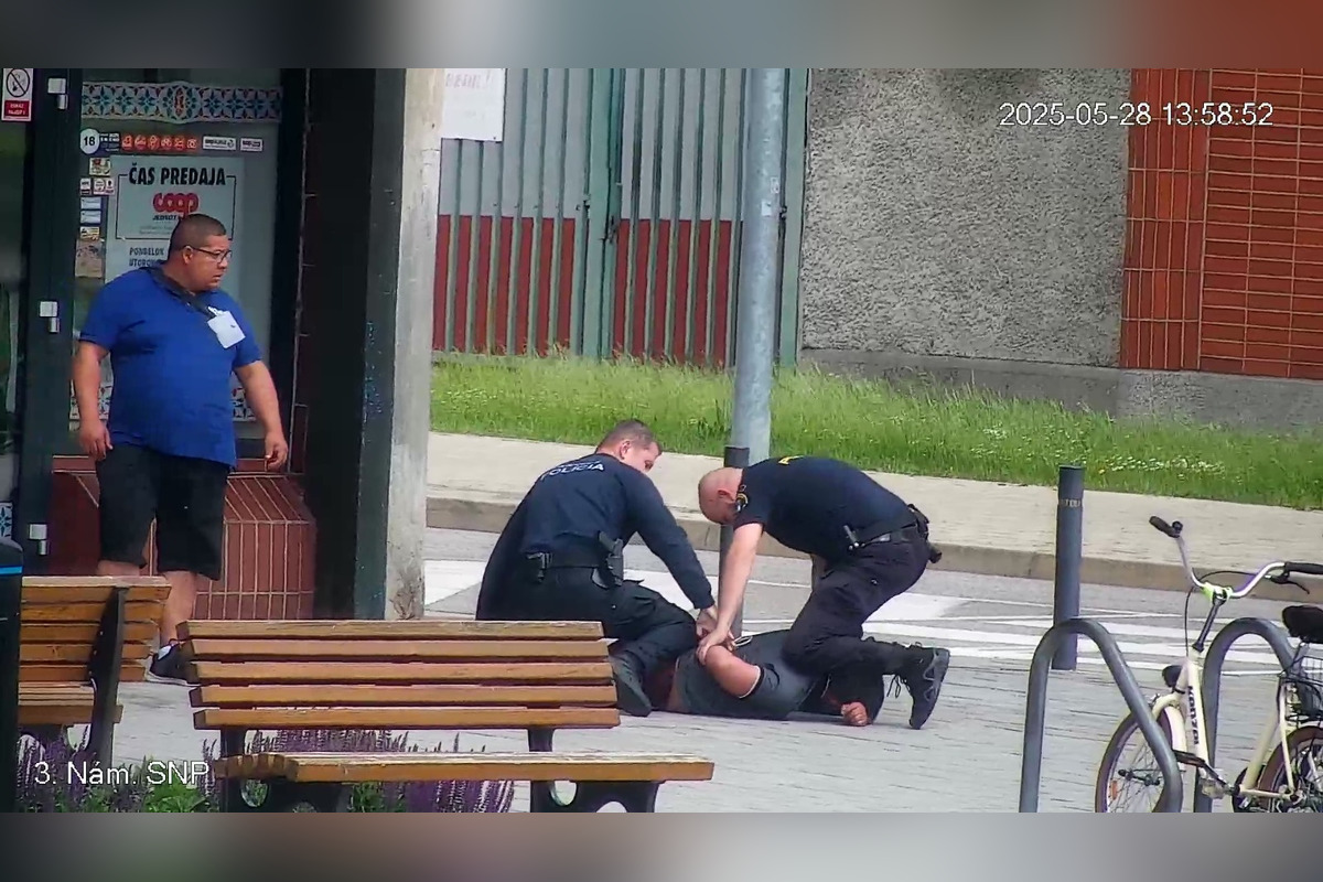 FOTO: Mestská polícia zasahovala proti násilníkovi v centre Partizánskeho, agresívneho muža museli spacifikovať, foto 8