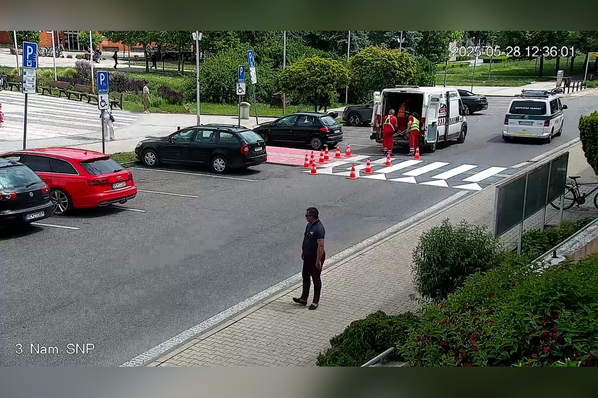 FOTO: Mestská polícia zasahovala proti násilníkovi v centre Partizánskeho, agresívneho muža museli spacifikovať, foto 10