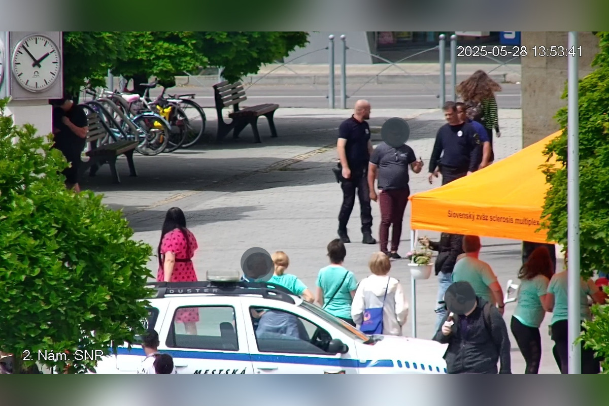 FOTO: Mestská polícia zasahovala proti násilníkovi v centre Partizánskeho, agresívneho muža museli spacifikovať, foto 11