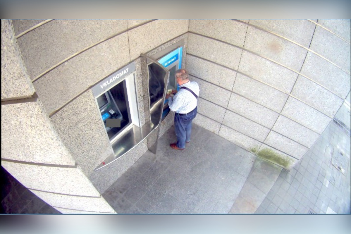 FOTO: Polícia v Trenčíne žiada verejnosť o pomoc, hľadá muža zachyteného na fotografiách, foto 1