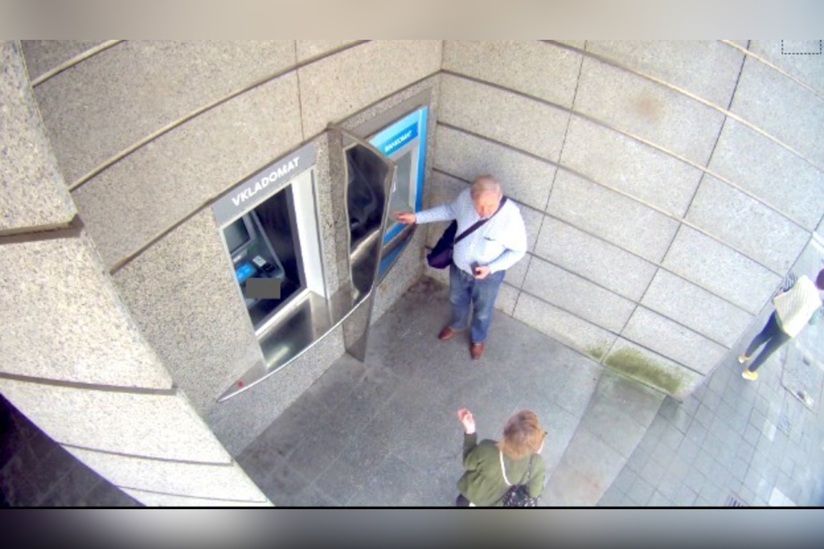 FOTO: Polícia v Trenčíne žiada verejnosť o pomoc, hľadá muža zachyteného na fotografiách, foto 2