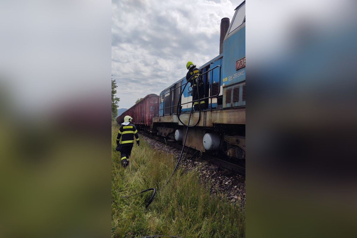FOTO: Požiar vlaku pri Soblahove sa podarilo dostať pod kontrolu , foto 1