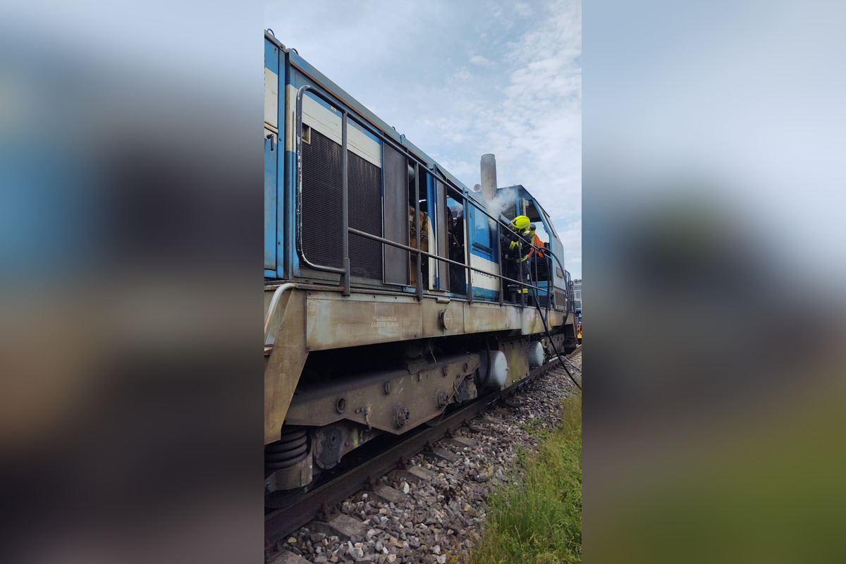 FOTO: Požiar vlaku pri Soblahove sa podarilo dostať pod kontrolu , foto 2