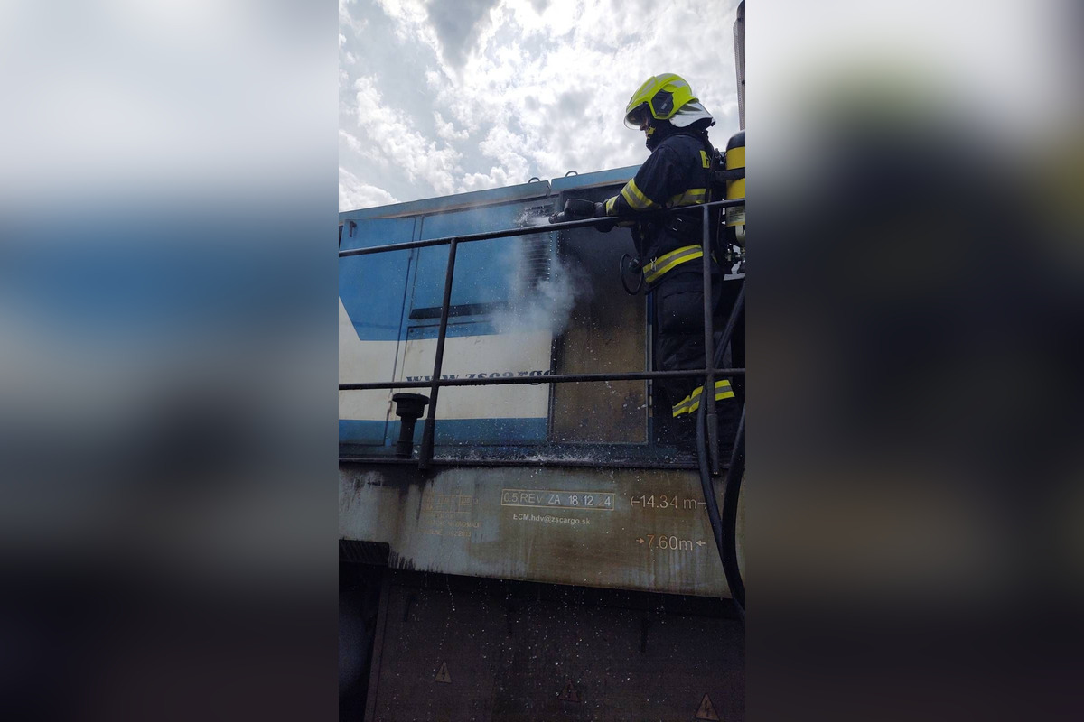 FOTO: Požiar vlaku pri Soblahove sa podarilo dostať pod kontrolu , foto 3