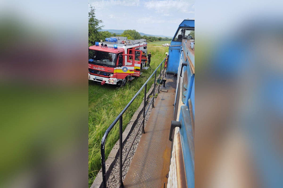 FOTO: Požiar vlaku pri Soblahove sa podarilo dostať pod kontrolu , foto 5