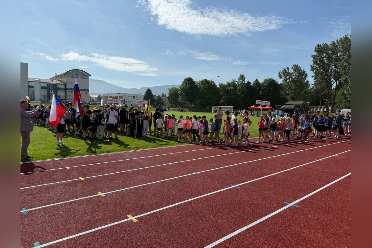 FOTO: V Novej Dubnici slávnostne otvorili novú atletickú dráhu , foto 1