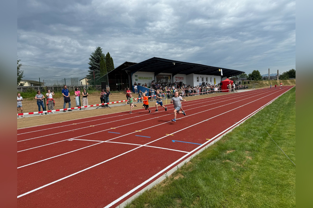 FOTO: V Novej Dubnici slávnostne otvorili novú atletickú dráhu , foto 3