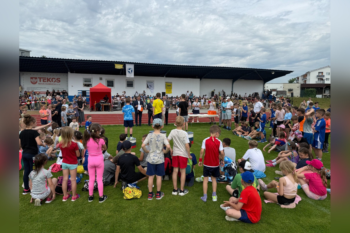 FOTO: V Novej Dubnici slávnostne otvorili novú atletickú dráhu , foto 4
