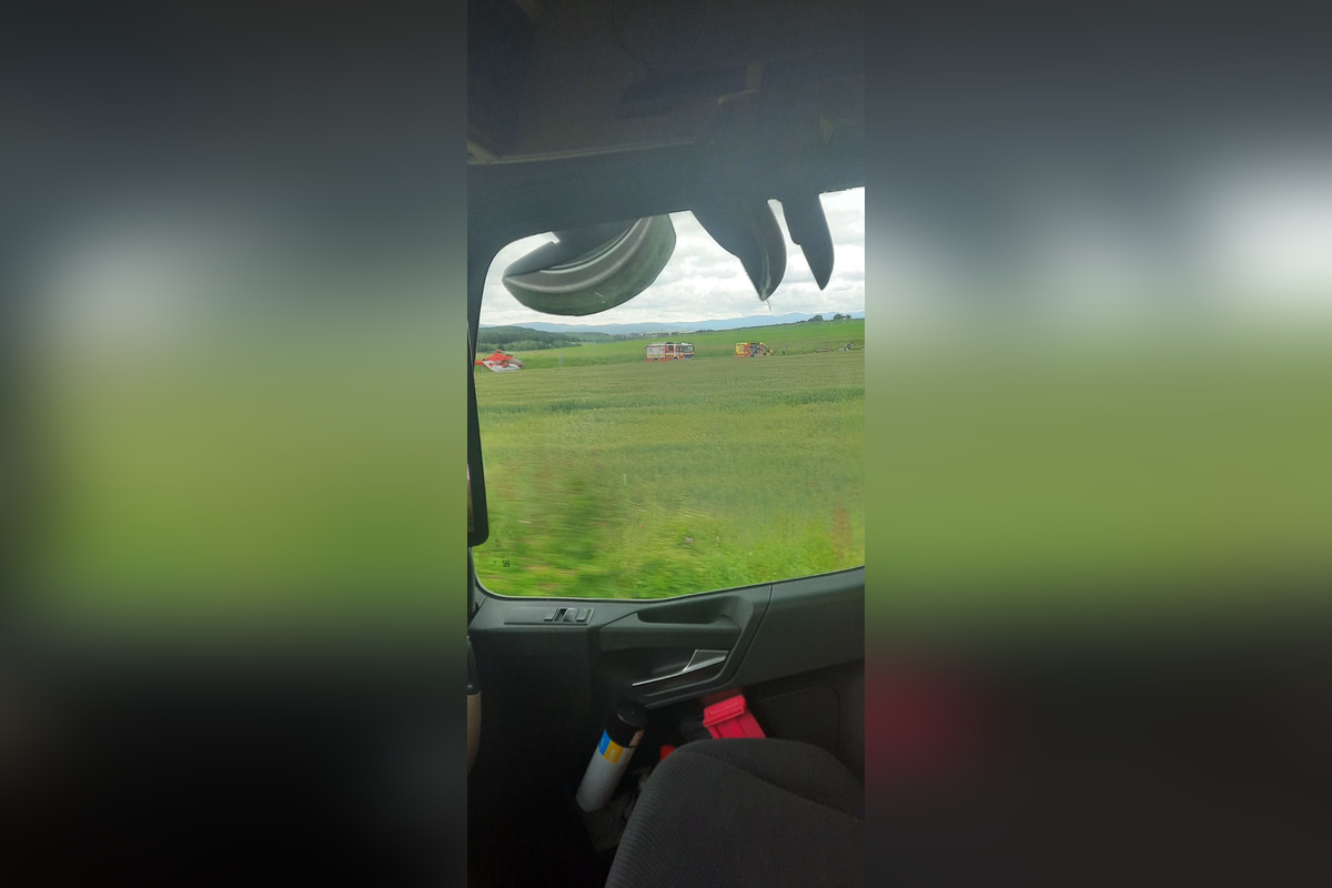 FOTO: Vážna nehoda troch osobných áut na R2 pri Bánovciach: Na ceste pristával vrtuľník, obchvat je neprejazdný, foto 1