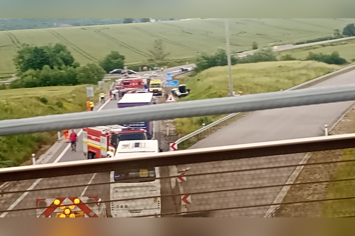 FOTO: Vážna nehoda troch osobných áut na R2 pri Bánovciach: Na ceste pristával vrtuľník, obchvat je neprejazdný, foto 2