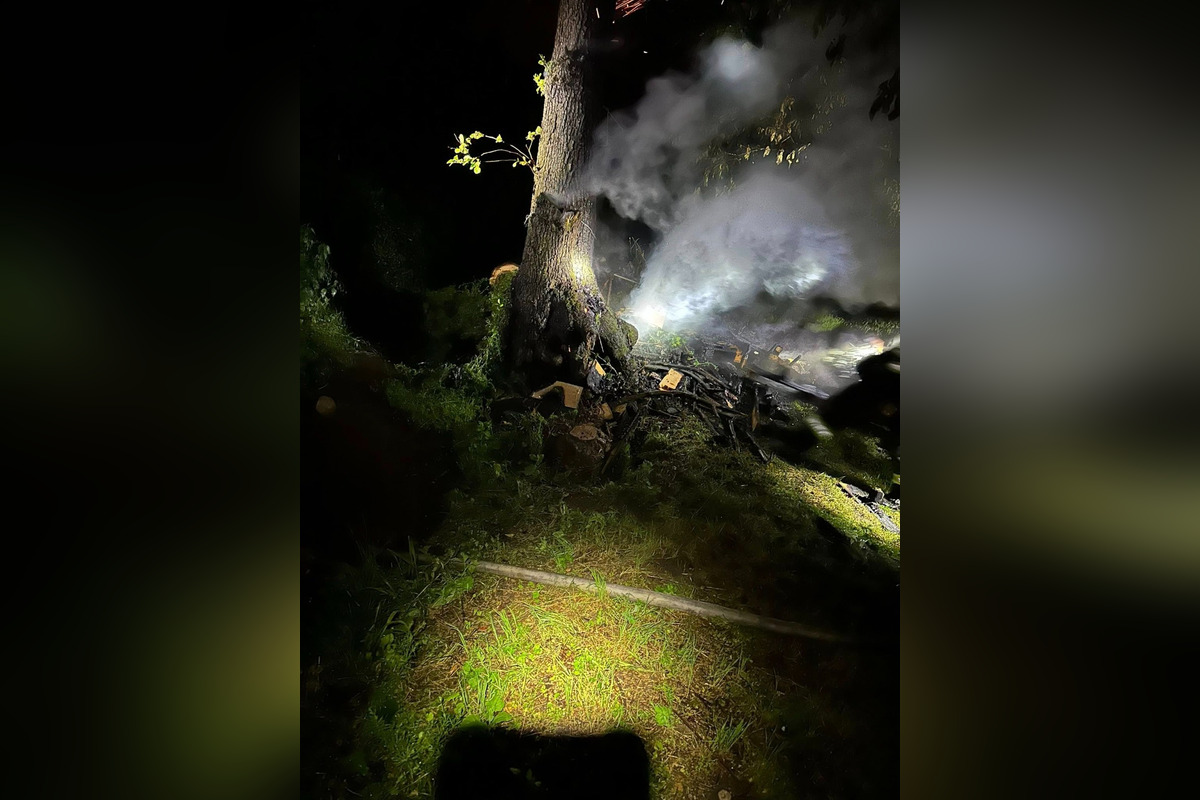 FOTO: Po údere blesku v noci horel strom aj náradie v Nedožeroch-Brezanoch, hasiči museli strom spíliť, foto 1