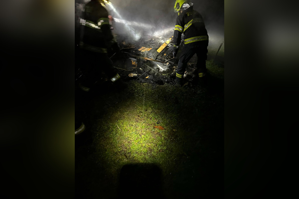 FOTO: Po údere blesku v noci horel strom aj náradie v Nedožeroch-Brezanoch, hasiči museli strom spíliť, foto 2