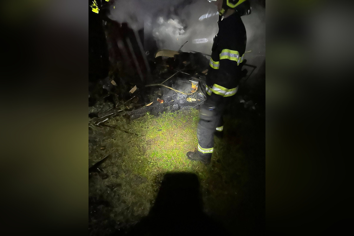 FOTO: Po údere blesku v noci horel strom aj náradie v Nedožeroch-Brezanoch, hasiči museli strom spíliť, foto 3