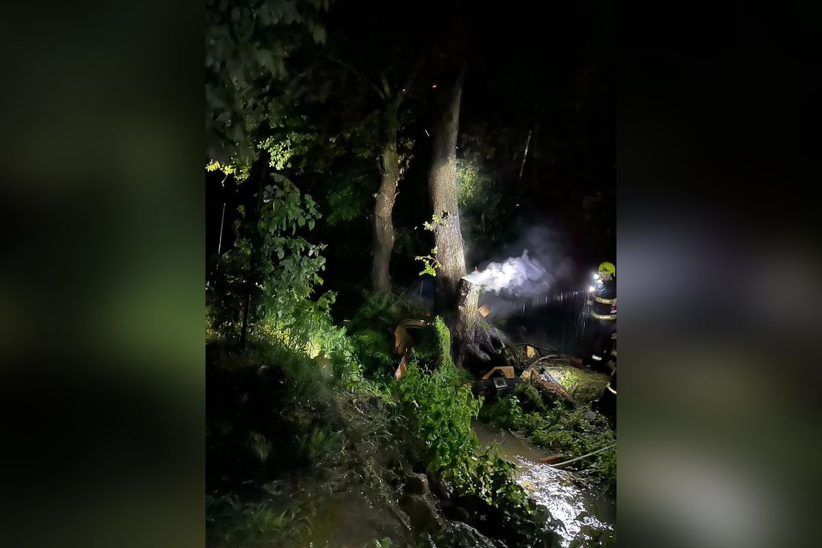 FOTO: Po údere blesku v noci horel strom aj náradie v Nedožeroch-Brezanoch, hasiči museli strom spíliť, foto 4