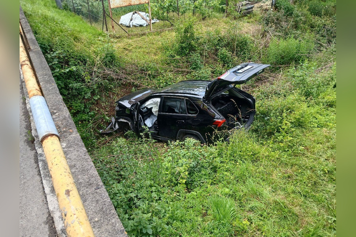 FOTO: Dopravná nehoda v Brodzanoch: Osobné auto skončilo vo vode, vodiča pomohla vyslobodiť polícia, foto 1