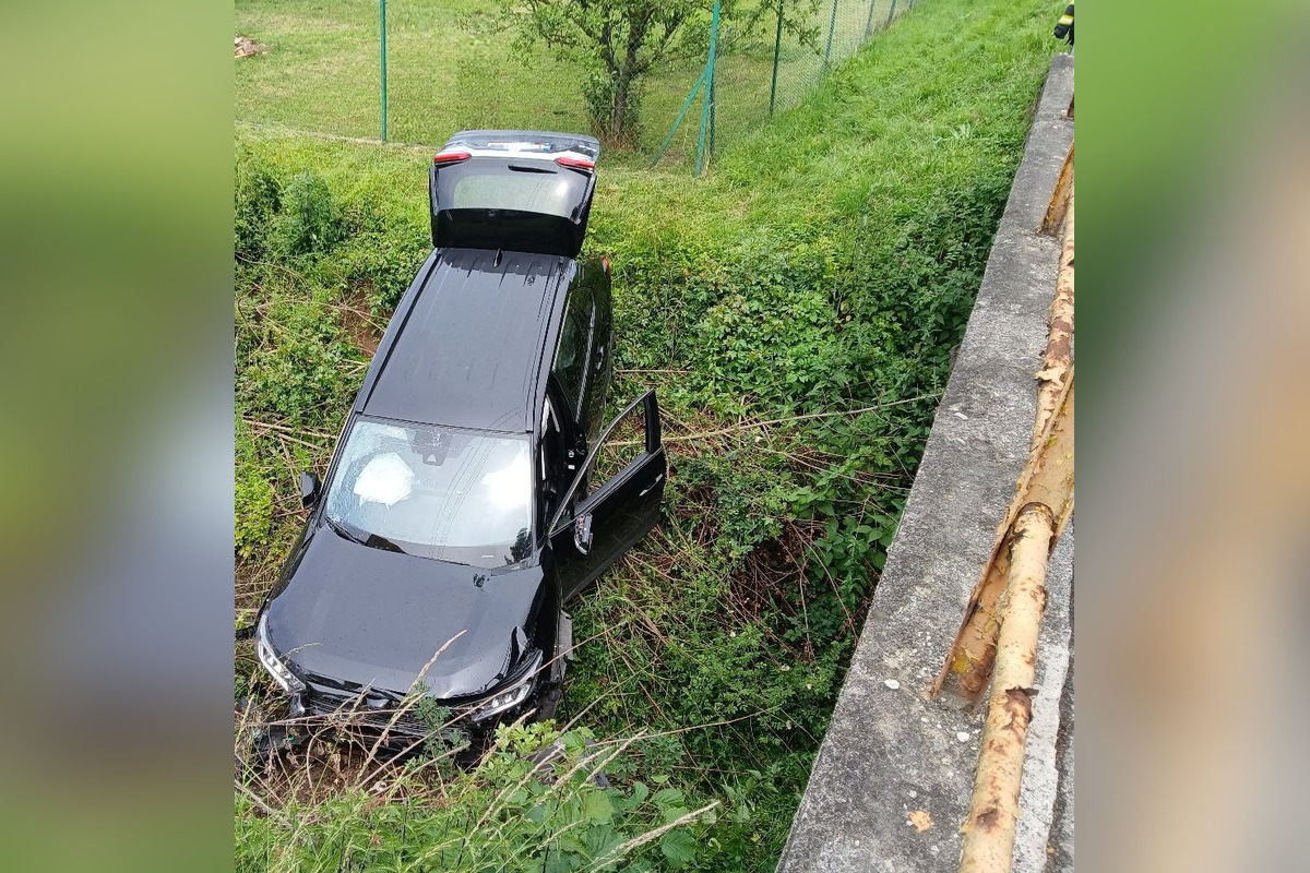 FOTO: Dopravná nehoda v Brodzanoch: Osobné auto skončilo vo vode, vodiča pomohla vyslobodiť polícia, foto 2