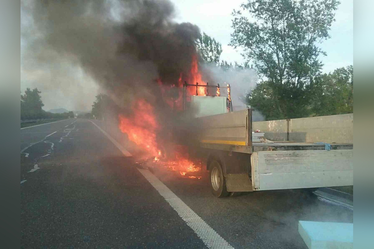 FOTO: Na D1 pri Ilave zhorela kabína dodávky, posádka zázrakom vyviazla z plameňov bez zranení, foto 2