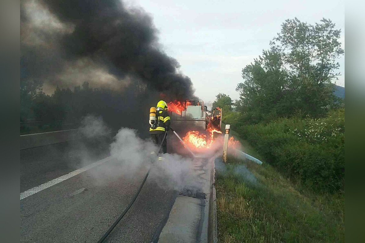 FOTO: Na D1 pri Ilave zhorela kabína dodávky, posádka zázrakom vyviazla z plameňov bez zranení, foto 3
