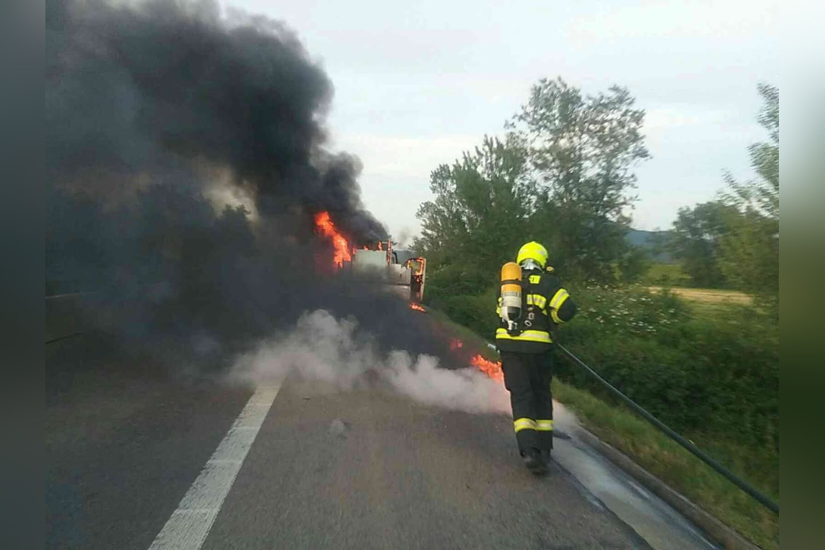 FOTO: Na D1 pri Ilave zhorela kabína dodávky, posádka zázrakom vyviazla z plameňov bez zranení, foto 4
