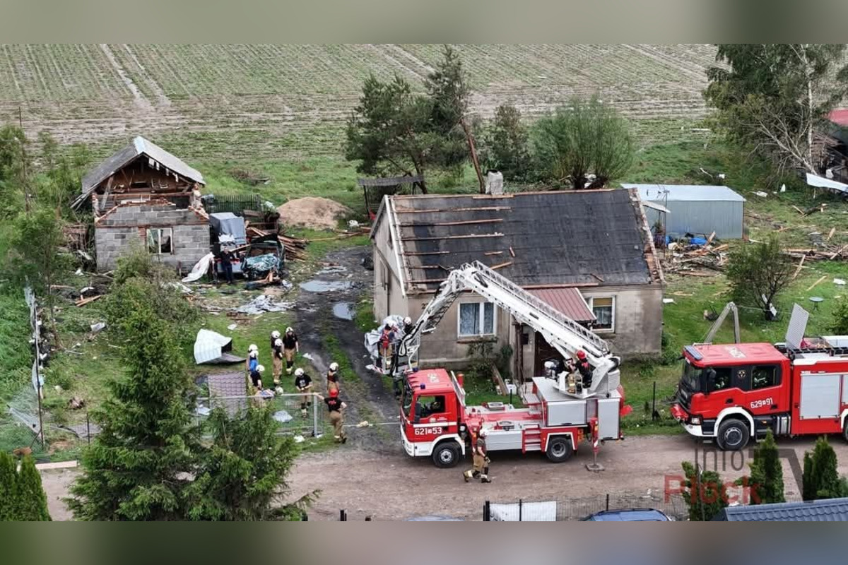 FOTO: Poľskom sa prehnala supercela, strhávala strechy a stromy, foto 1