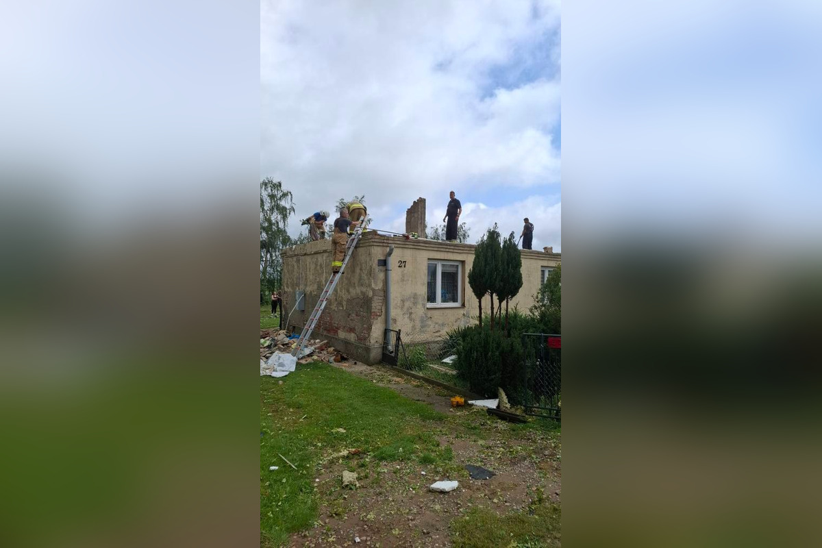 FOTO: Poľskom sa prehnala supercela, strhávala strechy a stromy, foto 9