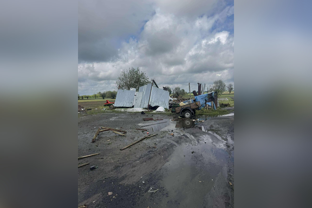 FOTO: Poľskom sa prehnala supercela, strhávala strechy a stromy, foto 10