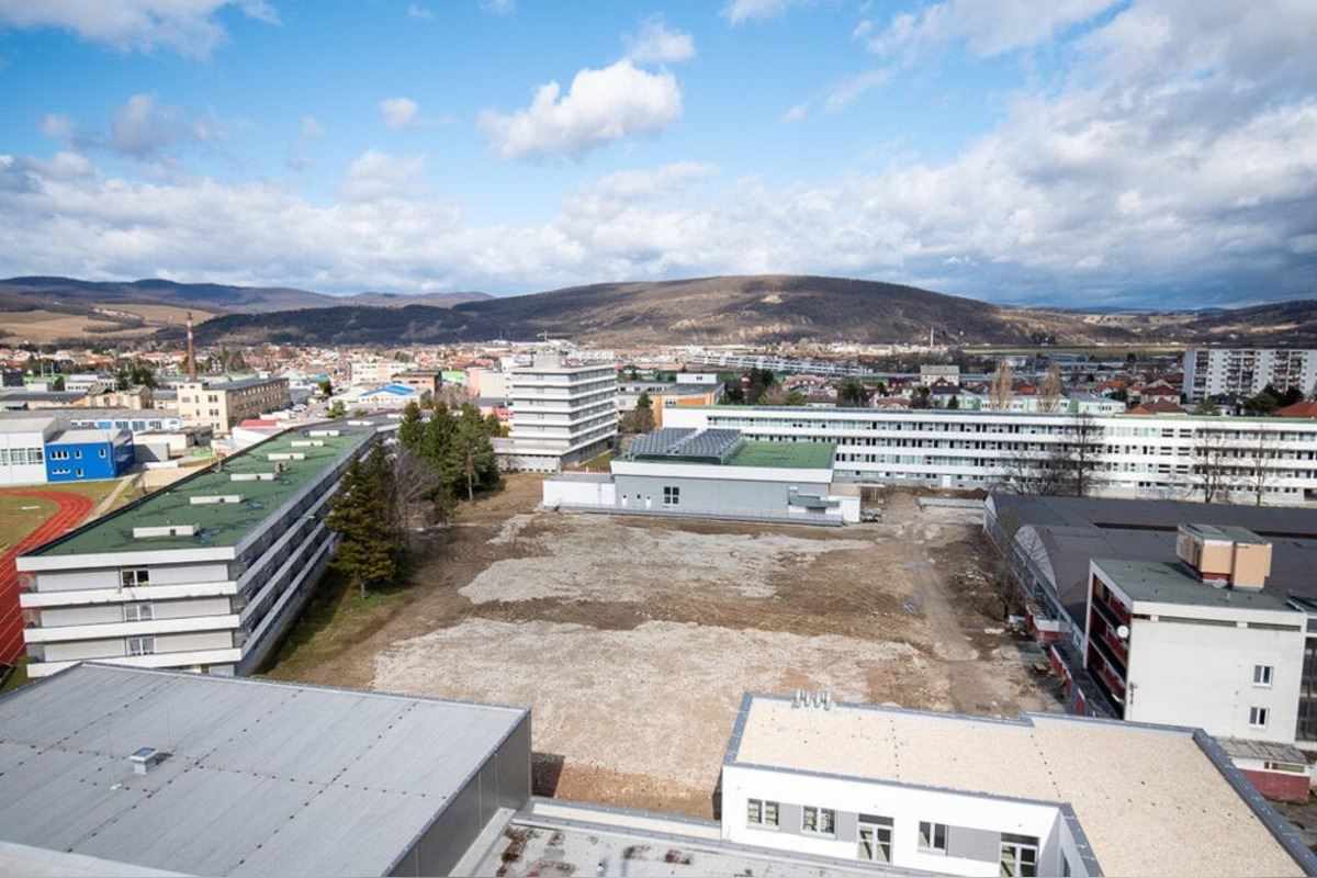 FOTO: V Trenčíne podpisujú petíciu za odolanie riaditeľky Športovej strednej školy , foto 2