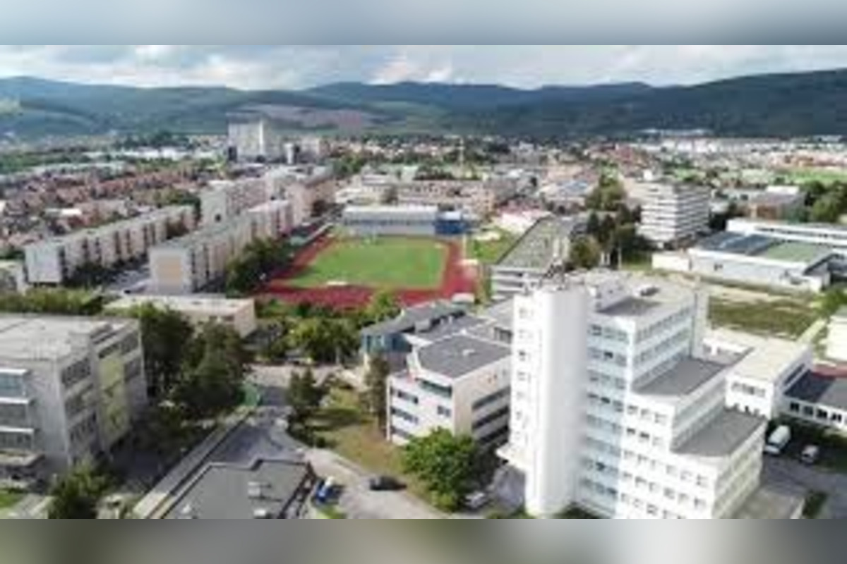 FOTO: V Trenčíne podpisujú petíciu za odolanie riaditeľky Športovej strednej školy , foto 4