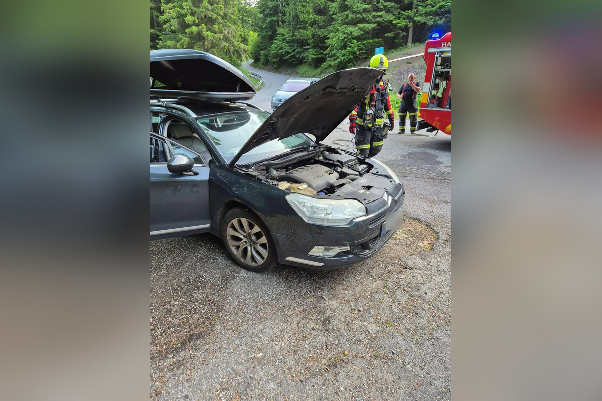 FOTO: Zásah hasičov z Nitrianskeho Pravna pri požiari vozidla, foto 1