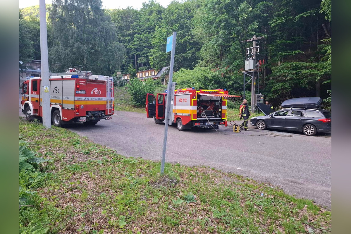 FOTO: Zásah hasičov z Nitrianskeho Pravna pri požiari vozidla, foto 2